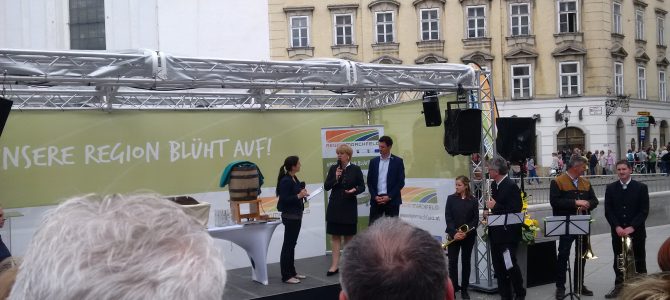Kulturausschuss-Vorsitzender Michael Mahdalicek und Bürgermeister Werner Pozarek beim Marchfelddorf vor der Wiener Hofburg!